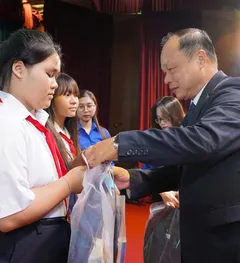 'Cùng ngư dân thắp sáng đèn trên biển': Hành trình yêu thương đến với Gia Lai