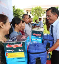 Ông Nguyễn Đức Hiển, Phó Tổng Biên tập thường trực báo Pháp Luật TP.HCM, trao quà cho ngư dân tỉnh Bến Tre vào ngày 10-11-2023. Ảnh: HOÀNG GIANG