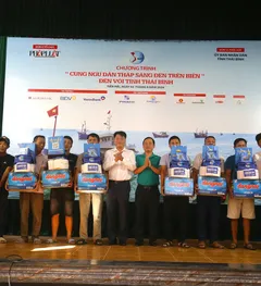 Toàn cảnh chương trình 'Cùng ngư dân thắp sáng đèn trên biển' tại Thái Bình