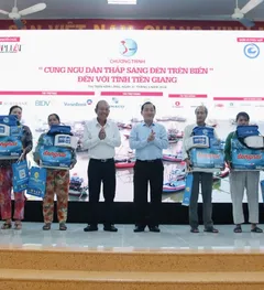 'Cùng ngư dân thắp sáng đèn trên biển': Điểm tựa vững chắc trên hành trình bám biển