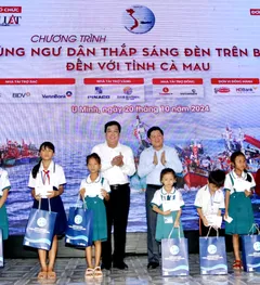 Toàn cảnh Chương trình 'Cùng ngư dân thắp sáng đèn trên biển' tại tỉnh Cà Mau