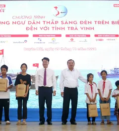 Chương trình 'Cùng ngư dân thắp sáng đèn trên biển' trao nhiều phần quà ý nghĩa đến với bà con ngư dân Trà Vinh