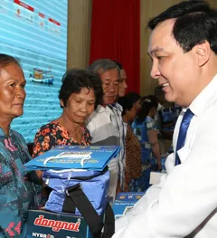 Chương trình 'Cùng ngư dân thắp sáng đèn trên biển' trao hàng trăm phần quà đến bà con ngư dân Kiên Giang 
