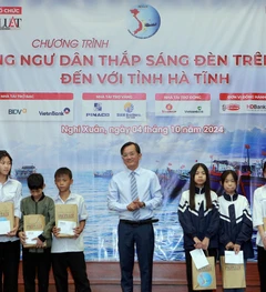 Toàn cảnh chương trình 'Cùng ngư dân thắp sáng đèn trên biển' tại Hà Tĩnh