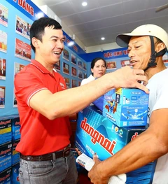 Chùm ảnh 'Cùng ngư dân thắp sáng đèn trên biển' tại Quảng Ninh