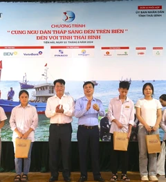 'Cùng ngư dân thắp sáng đèn trên biển' là chương trình có giá trị nhân văn lớn