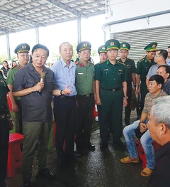 Ngày 16-10, Phó Thủ tướng Chính phủ Trần Hồng Hà hỏi thăm tình hình đời sống, đánh bắt thủy sản của bà con ngư dân ở thị trấn Sông Đốc (huyện Trần Văn Thời, Cà Mau) về nỗ lực chống khai thác IUU.