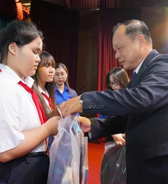 'Cùng ngư dân thắp sáng đèn trên biển': Hành trình yêu thương đến với Gia Lai