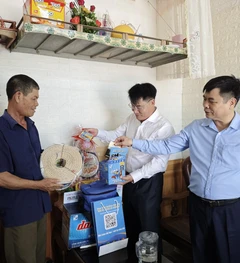 Chương trình 'Cùng ngư dân thắp sáng đèn trên biển' đến với bà con ngư dân tỉnh Thái Bình 