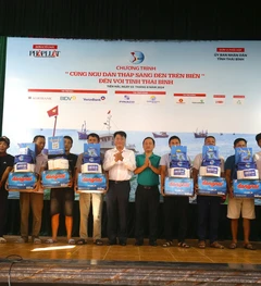 Toàn cảnh chương trình 'Cùng ngư dân thắp sáng đèn trên biển' tại Thái Bình