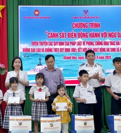 Cảnh sát biển tổ chức cho ngư dân ký cam kết không vi phạm IUU