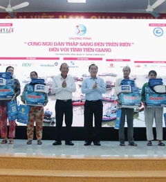 'Cùng ngư dân thắp sáng đèn trên biển': Điểm tựa vững chắc trên hành trình bám biển