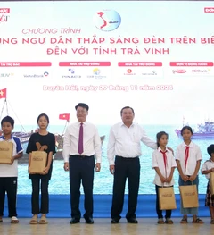 Chương trình 'Cùng ngư dân thắp sáng đèn trên biển' trao nhiều phần quà ý nghĩa đến với bà con ngư dân Trà Vinh