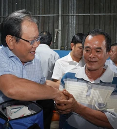  Trao quà, học bổng tại Tiền Giang để cùng ngư dân thắp sáng đèn trên biển