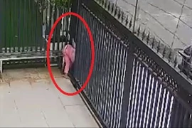 Bé gái 4 tuổi bị cổng sắt lùa tự động ép ngang người hôn mê