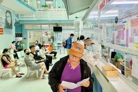 Người dân khám chữa bệnh tại Trung tâm y tế quận Bình Thạnh, TP.HCM. Ảnh: THẢO PHƯƠNG