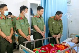 Công an tỉnh Kiên Giang thăm Đại úy công an bị thương khi bắt cát lậu
