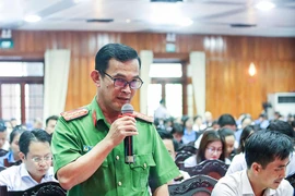 Đại tá Phạm Minh Tâm, Phó Giám đốc công an tỉnh, đối thoại với công nhân lao động