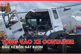 Video: Xe bồn tông vào xe container, dầu nhớt chảy tràn lan trên Quốc lộ 1