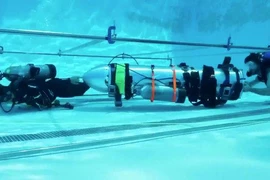Tàu ngầm giải cứu đội bóng bị kẹt trong hang động