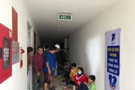 Nhiều điểm sạc điện thoại miễn phí cho người dân bị ảnh hưởng bởi bão Sơn Ca