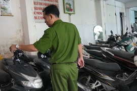 Công an tạm giữ hàng trăm xe máy không rõ nguồn gốc ở các tiệm cầm đồ