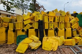 Đồng Nai: Hàng trăm thùng chứa rác mua bằng tiền ngân sách chất đống phơi nắng 