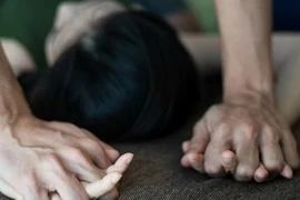 Xác minh tin báo cháu gái 15 tuổi bị hai người hiếp dâm trong phòng trọ