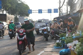 CSGT Bình Triệu ra quân xử lý tình trạng xe máy đi ngược chiều tại chợ đầu mối TP. Thủ Đức.