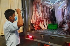 Thịt heo đưa vào chợ đầu mối Hóc Môn được Sở An toàn thực phẩm TP.HCM kiểm soát chặt chẽ. Ảnh: TRẦN NGỌC 