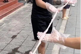 Hà Nội kiểm tra đột xuất quán quảng cáo lòng se điếu dài 40 mét