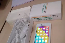 Trên tay chiếc smartphone có giá 85.000 đồng