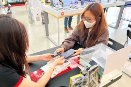 Tắt sóng 2G: Nơi thu cũ đổi mới, nơi tặng điện thoại 4G miễn phí