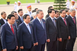 Hình ảnh lãnh đạo Đảng, Nhà nước, đại biểu Quốc hội vào Lăng viếng Chủ tịch Hồ Chí Minh