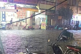 Cơn mưa lớn chiều 7-5 khiến nhiều tuyến đường ở TP.HCM ngập