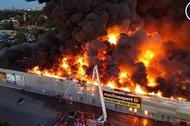 Ba Lan cáo buộc Nga đứng sau vụ trung tâm thương mại ở Warsaw cháy rụi