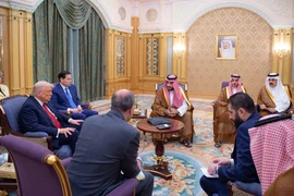 Ảnh, video: Ông Trump gặp Tổng thống lâm thời Syria - ông Ahmed al-Sharaa 