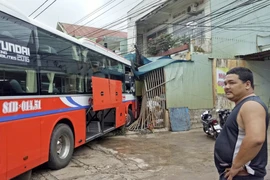Ô tô khách lao thẳng vào nhà dân