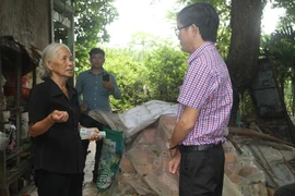 Trao 56,7 triệu cho người mẹ có 5 con bị tâm thần
