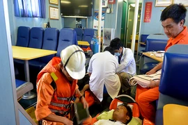 Cứu kịp thời ba ngư dân bị ngạt khí gas trên biển