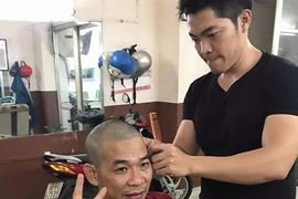 Nhiều cổ động viên cạo đầu khi U-23 VN vào chung kết