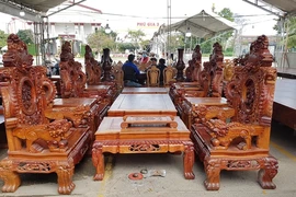 Đồ gỗ tiền tỉ xuống phố, người mua trầm trồ