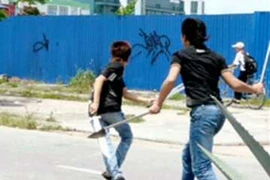 Cầm dao rượt chém công an xã, lãnh 9 tháng tù