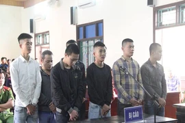 Hẹn nhau hỗn chiến 8 người hầu tòa 