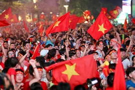 Chùm ảnh: Cổ động viên cả nước ra đường ăn mừng sau trận hòa 