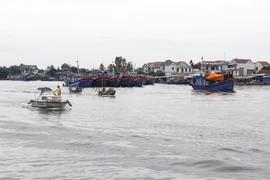 Quảng Ngãi: Nhiều tàu thuyền bị chìm vì sóng lớn