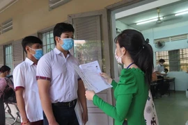 Kiểm tra thông tin thí sinh trước khi vào phòng thi tại trường THPT Thủ Đức. Ảnh: Phạm Anh 