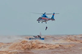 Thủ tướng khen các lực lượng cứu hộ thuyền viên ở Quảng Trị