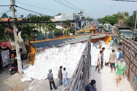 Container lao vào biệt thự, bột mỳ tràn trắng đường
