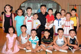 Lãnh tụ Kim Jong-un dùng máy bay quân sự phát kẹo cho trẻ em 